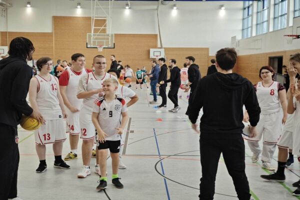 24-11-basketball-1D6C30393-D18E-3F74-9818-DDDE98BE4632.jpg