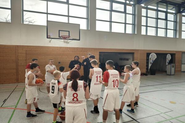 24-11-basketball-33DBCC35B-A8C3-811C-382B-018F56CE2D23.jpg