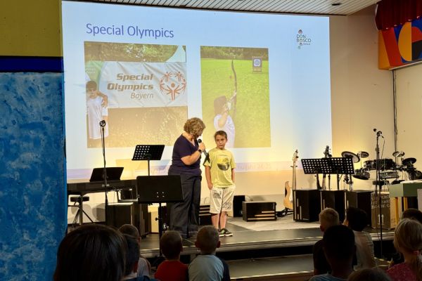 25-07-schulversammlungF15F19E6-650E-9D76-6F3F-53F06B3AF89C.jpg