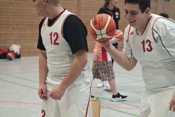 25-12-basketballtag-10717FECF1-3A0C-2C37-438A-DE6002070631.jpg