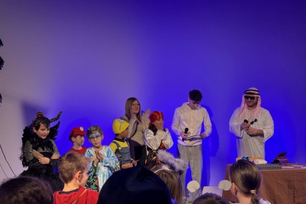 26-02-schulfasching-0334A63285-58DD-61B3-9EC6-6AF364A940A6.jpg