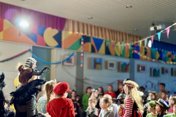 26-02-schulfasching-06B96F96DC-8CD4-A76B-4FFC-8CBC11215A04.jpg
