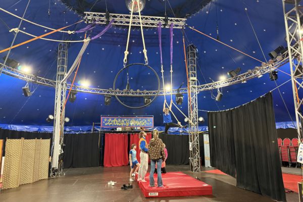 zirkus106D340B7-6637-4E64-0A22-E3AD572399B8.jpg