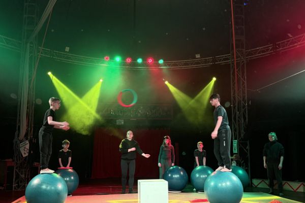 zirkus10B76EDEFE-2A34-0D93-E6DB-7E5C20F36661.jpg