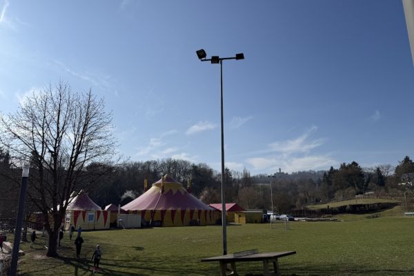 zirkus3952FFAA8-53E3-8AAB-8FDF-B46216534E77.jpg