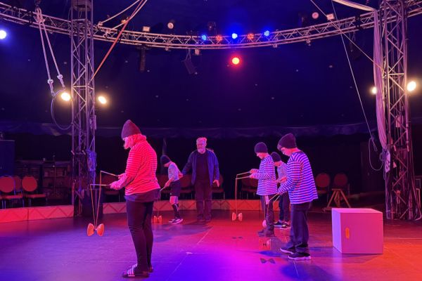 zirkus8894C2489-EC1D-DD70-BAEA-C8E5C2226E45.jpg