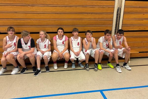 26-03-basketball3AA26FBAB-716B-C3FE-6108-6A896FC7DCB8.jpg